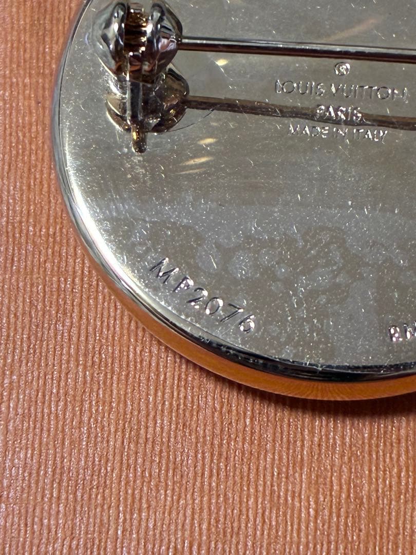 ルイ・ヴィトン シュプリーム　コラボ　ピンバッジ　未使用品　箱　袋付