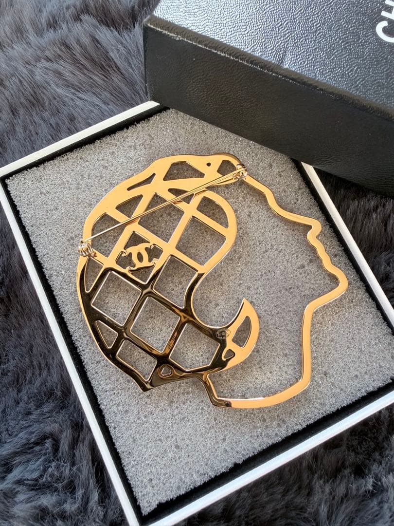 CHANEL ブラックストーン未使用シルエット型ブローチ