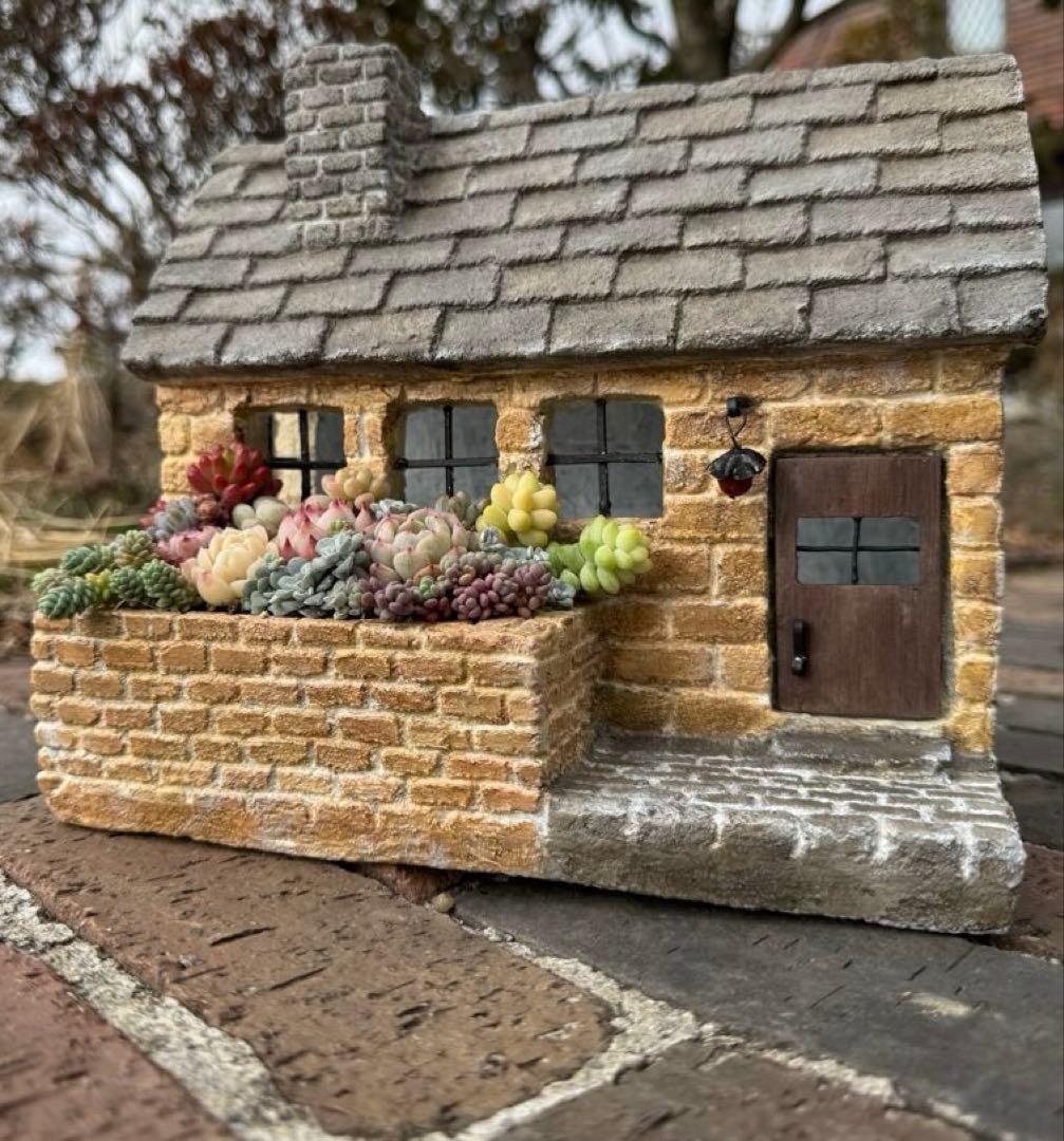 そのまま飾れる寄せ植え　モルタルハウス　ソーラーライト