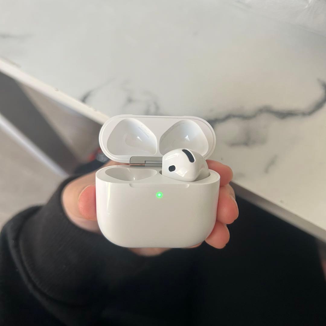 AirPods4 本体 ￥2,9800ノイズキャンセリング搭載、ケース・片耳（R