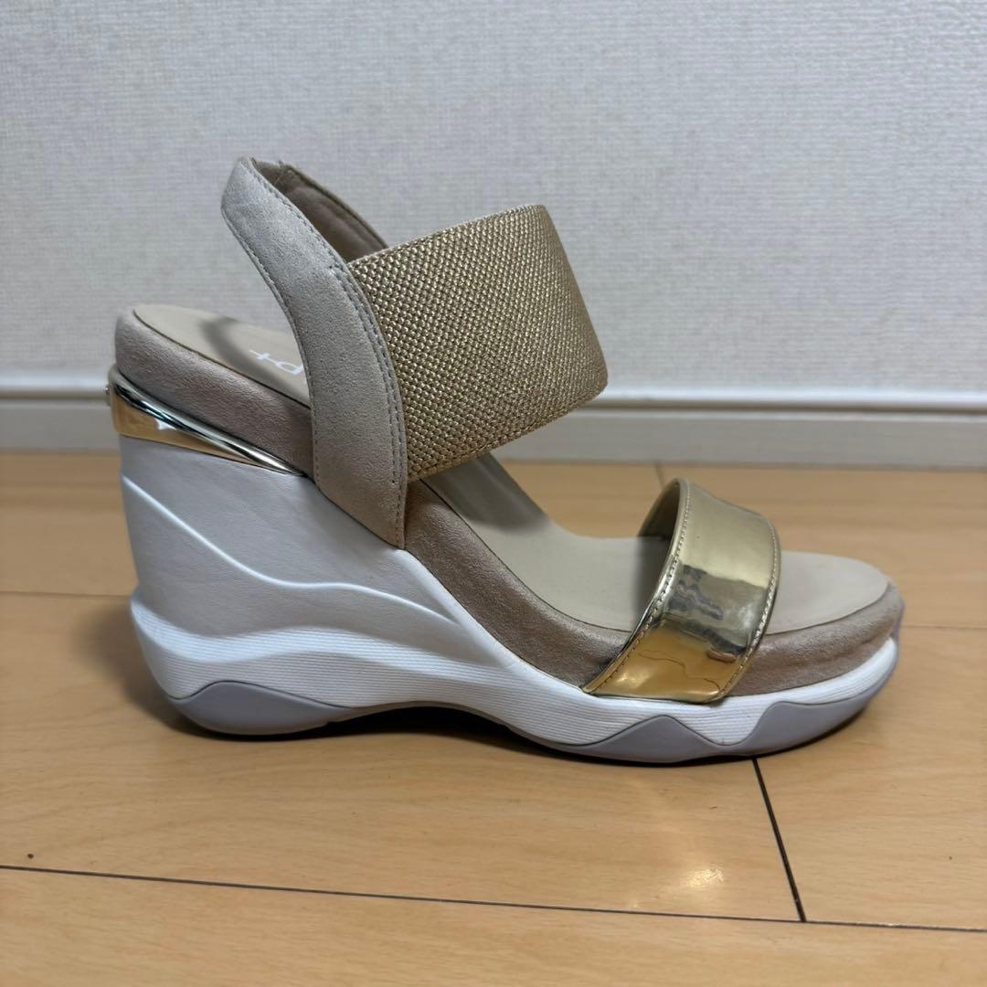 +diana プラスダイアナ　ハイウェッジ メタリックサンダル ゴールド