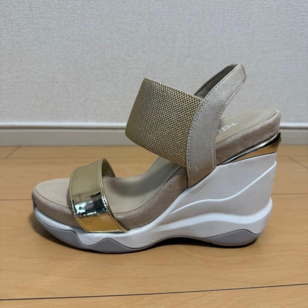 +diana プラスダイアナ　ハイウェッジ メタリックサンダル ゴールド