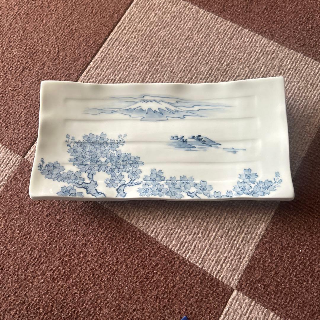 稲川聖城 青い花と山の景色の皿