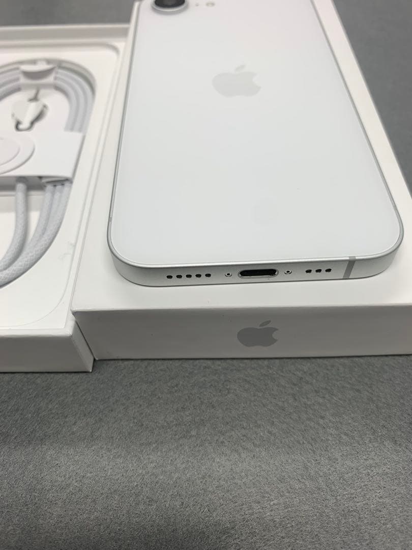 新品同様　国内版　simフリー　iPhone16e 256gb 充電4回