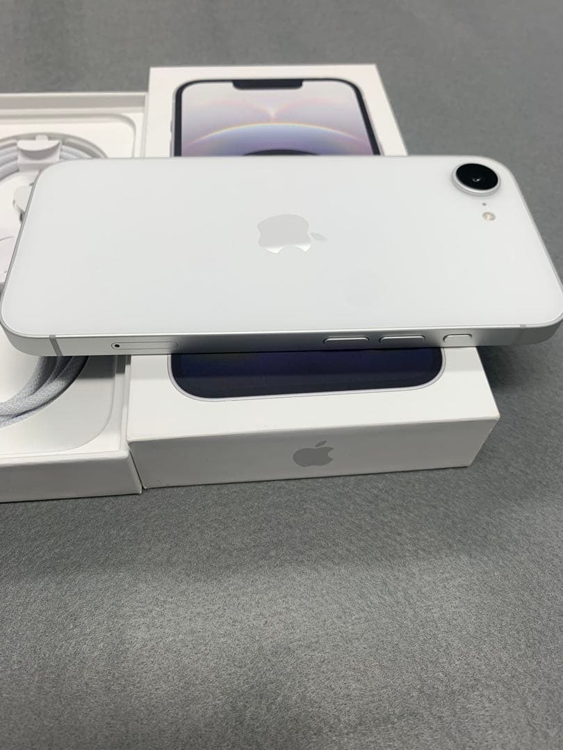新品同様　国内版　simフリー　iPhone16e 256gb 充電4回