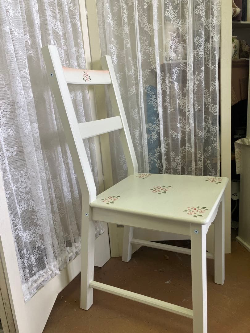 薔薇のステンシルの食卓椅子 デスク用、テーブル用サイズのチェア 木製 1人掛け