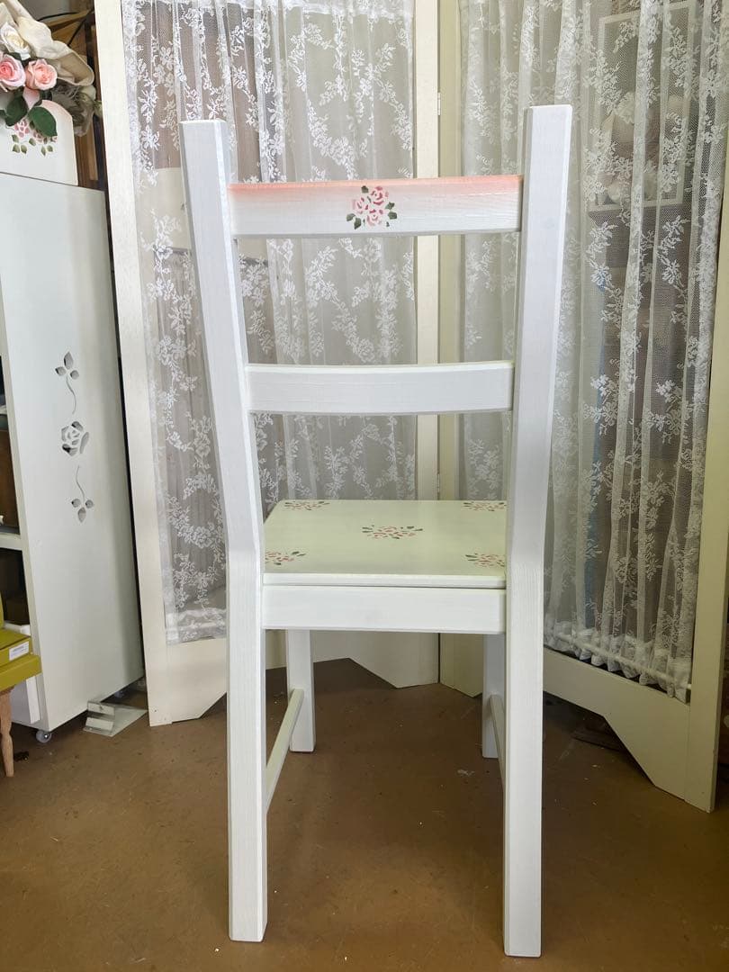 薔薇のステンシルの食卓椅子 デスク用、テーブル用サイズのチェア 木製 1人掛け