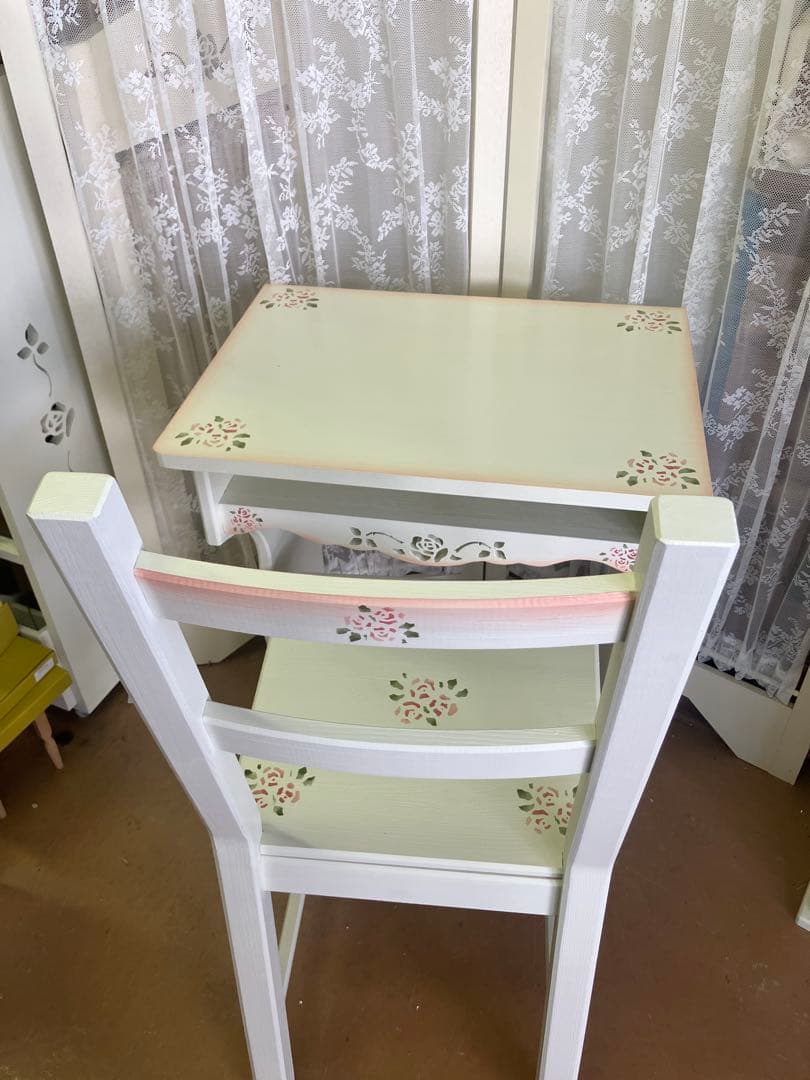 薔薇のステンシルの食卓椅子 デスク用、テーブル用サイズのチェア 木製 1人掛け