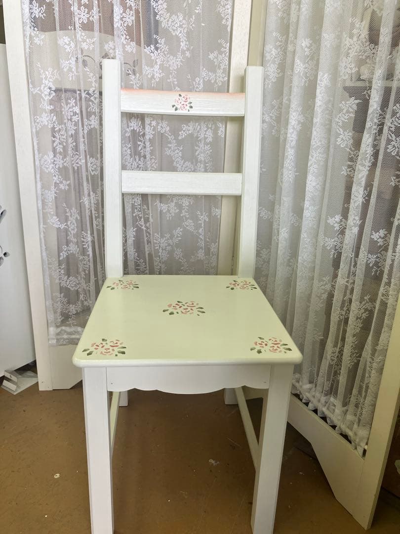 薔薇のステンシルの食卓椅子 デスク用、テーブル用サイズのチェア 木製 1人掛け