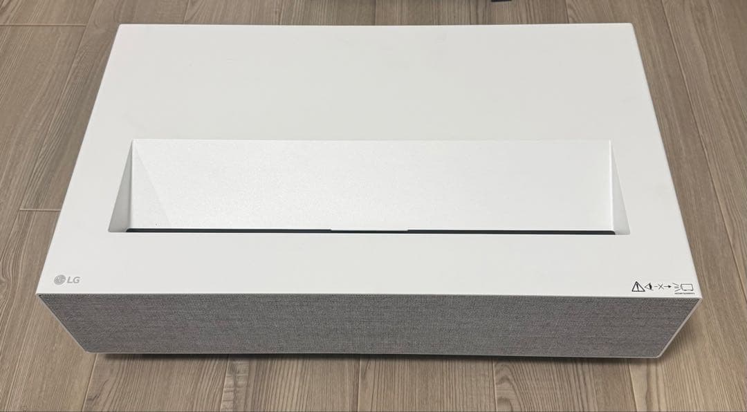 LG 超短焦点 レーザー4Kプロジェクター HU715QW