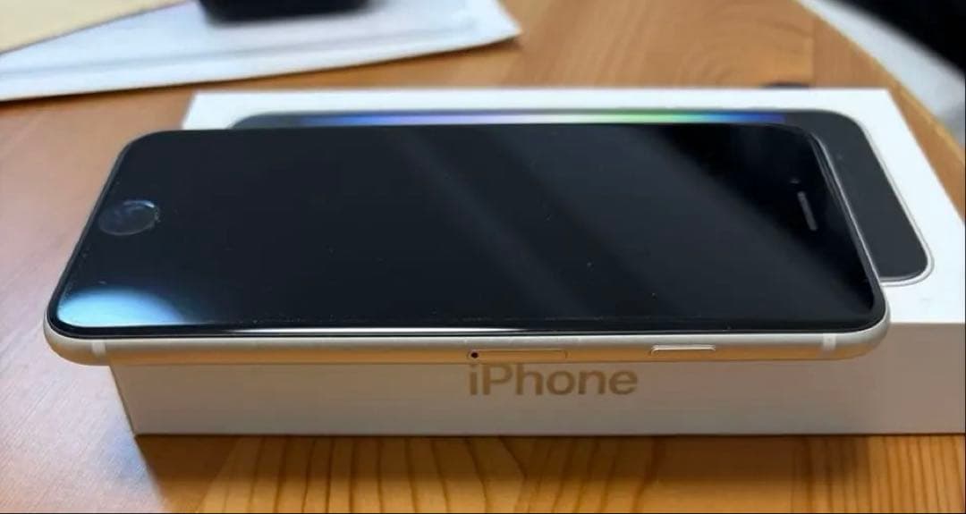 iPhone SE (第3世代) ホワイト 本体