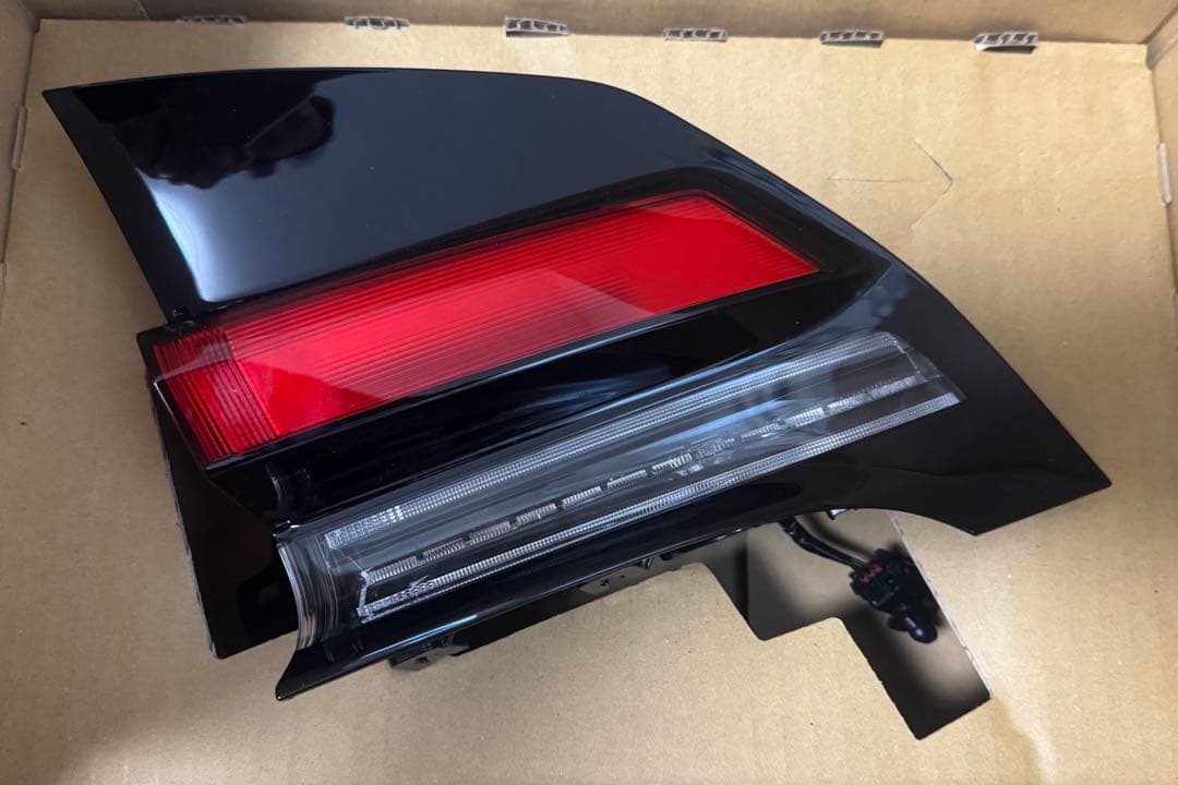 60プリウス　Zグレード　新古品テールライト3点セット