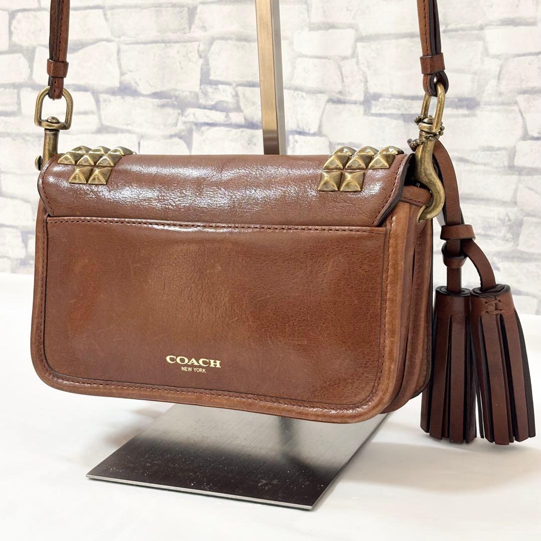 COACH・レザー ゴールドスタッズ ショルダーバッグ斜め掛け ブラウン系
