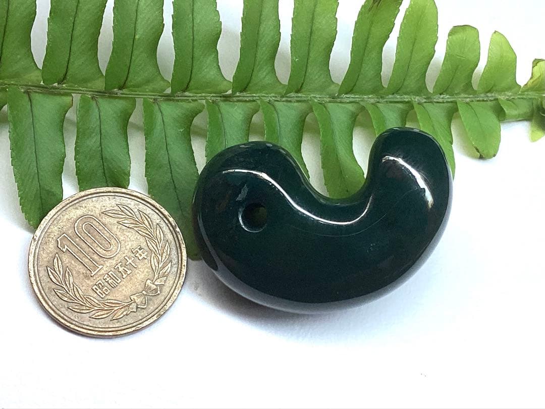 神宿る【 出雲石(青緑色の碧玉) 】島根県花仙山瑪瑙　青瑪瑙　出雲型勾玉　鑑別