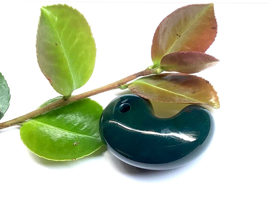 神宿る【 出雲石(青緑色の碧玉) 】島根県花仙山瑪瑙　青瑪瑙　出雲型勾玉　鑑別