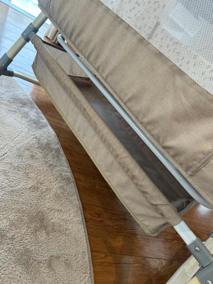 折りたためて添い寝できるベビーベッド