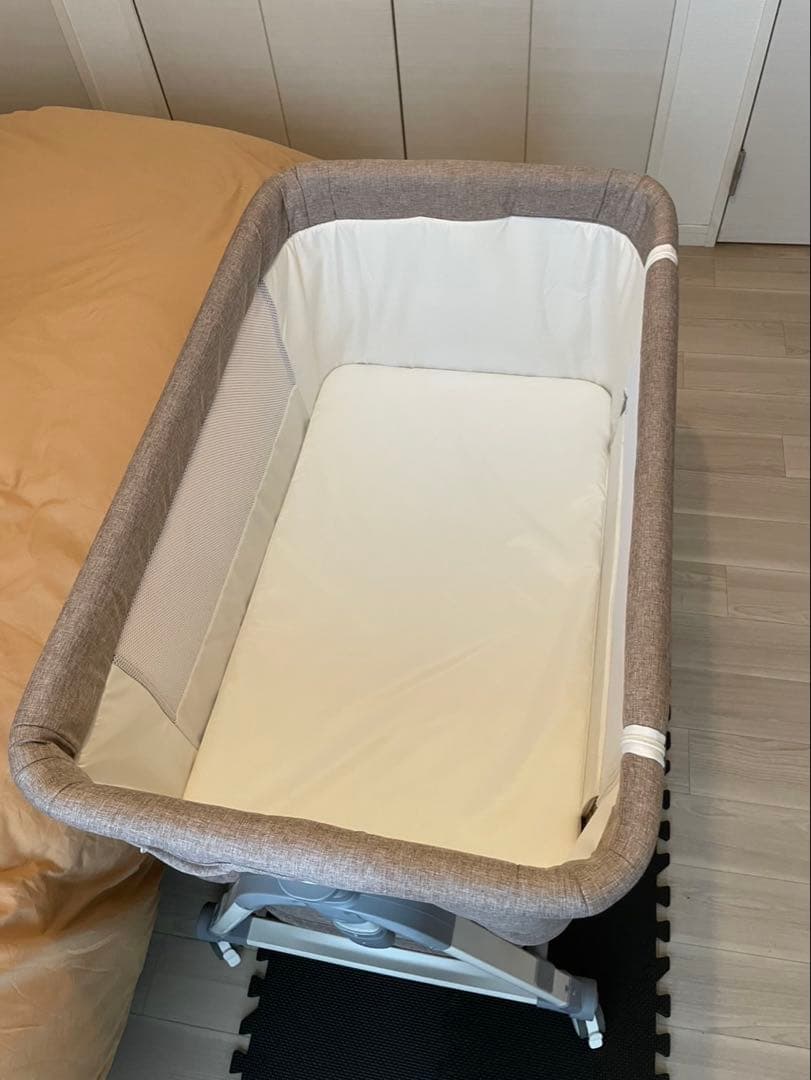 折りたたみ式 vinona ベビーベッド／コンパクト収納タイプ　カーキ