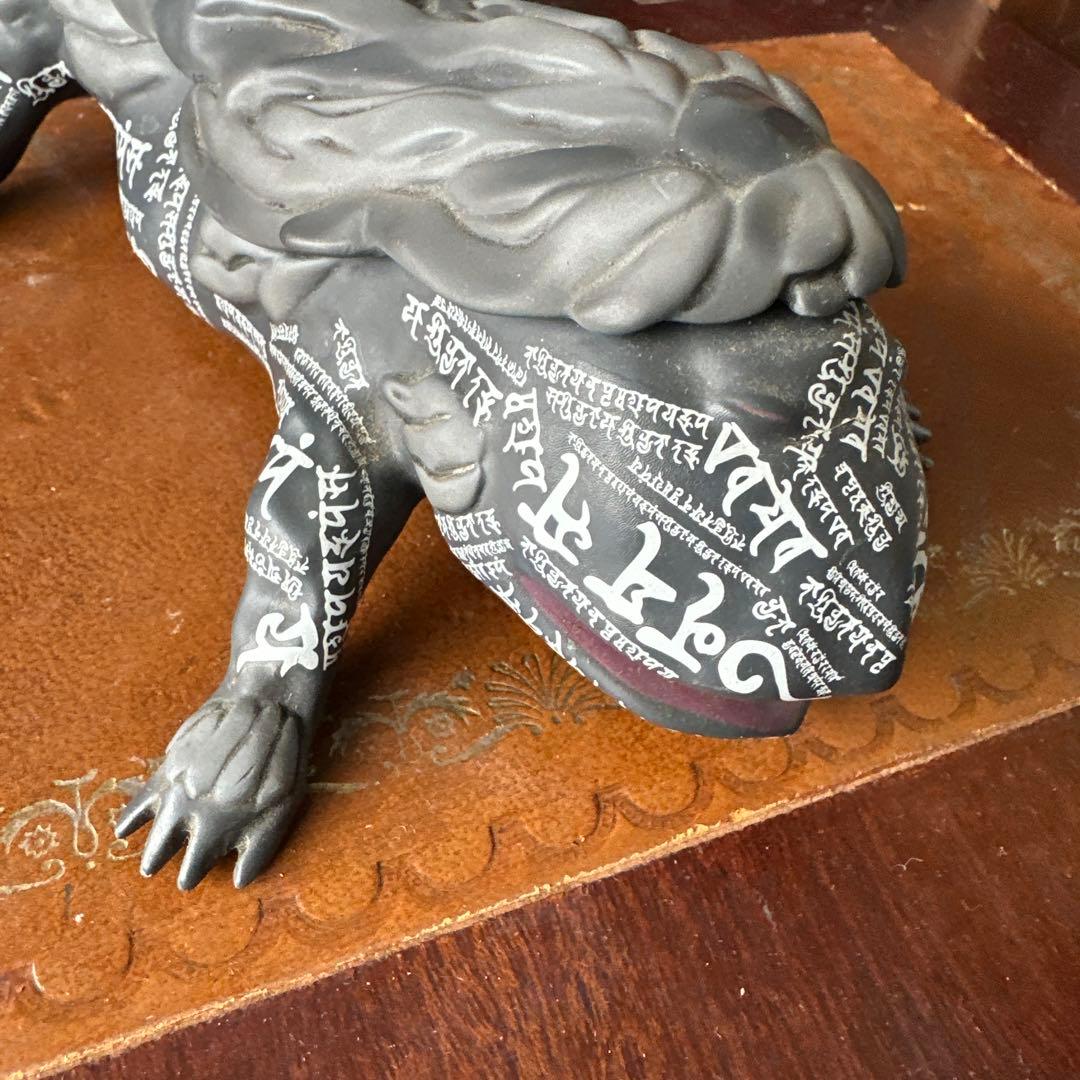 ツチノッパグレーの動物置物 文字彫刻　世田谷ベース　所ジョージ