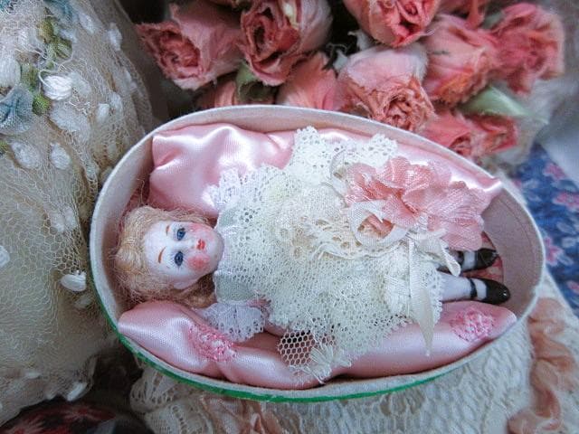 アンティーク　ミニョネット　ジャーマン　☆ 　ビスクドール　エッグコンテナ