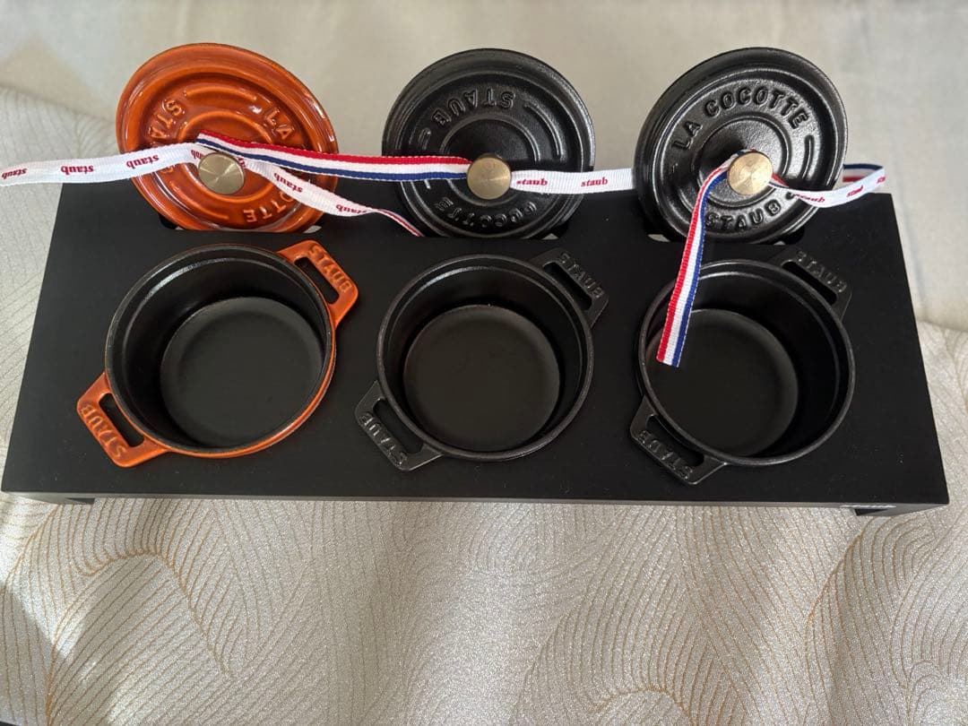 新品　staub ピコ・ココットラウンド10㎝　3個セット　専用スタンド付き