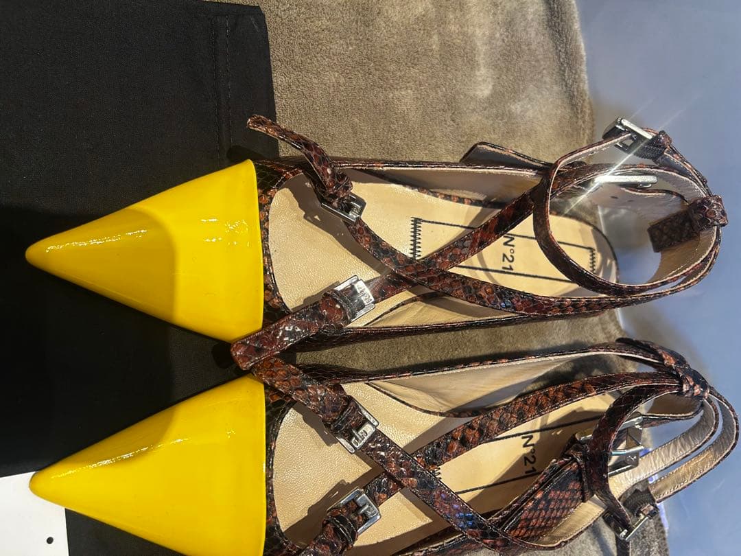 N°21 イエローポインテッドトゥフラットシューズ　37