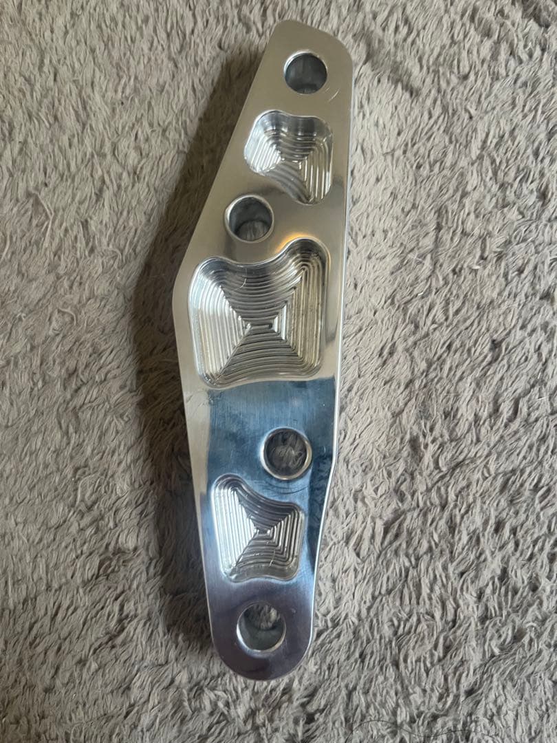 ブレンボ40mmピッチ フロントキャリパーサポート左右新品 ポリッシュ