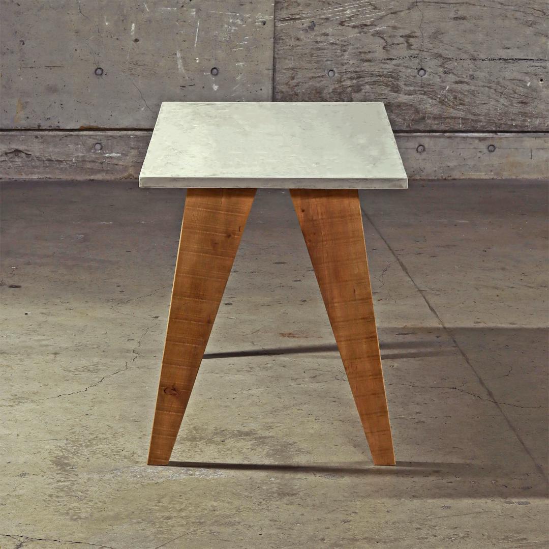 オーダー専用｜デスク｜パソコンデスク｜ライトグレー｜薄塗りモルタル｜三角脚