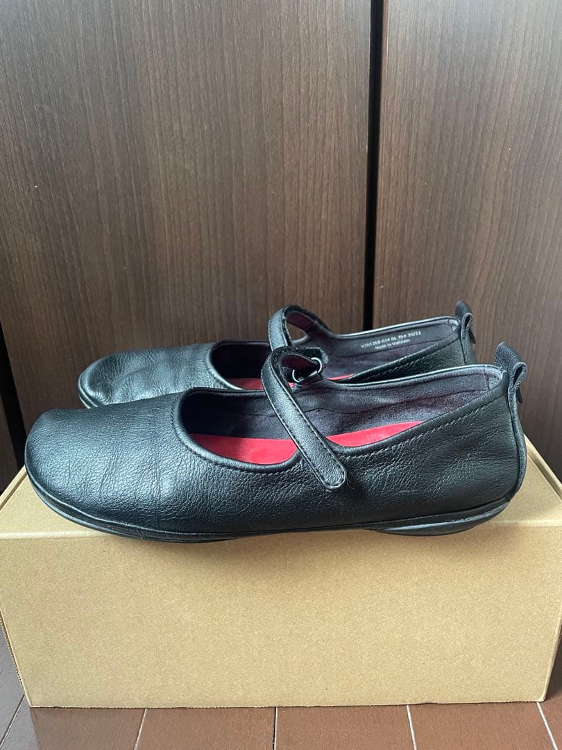 29日まで限定値下げ☆美品☆カンペール本革ストラップ付きフラットシューズ