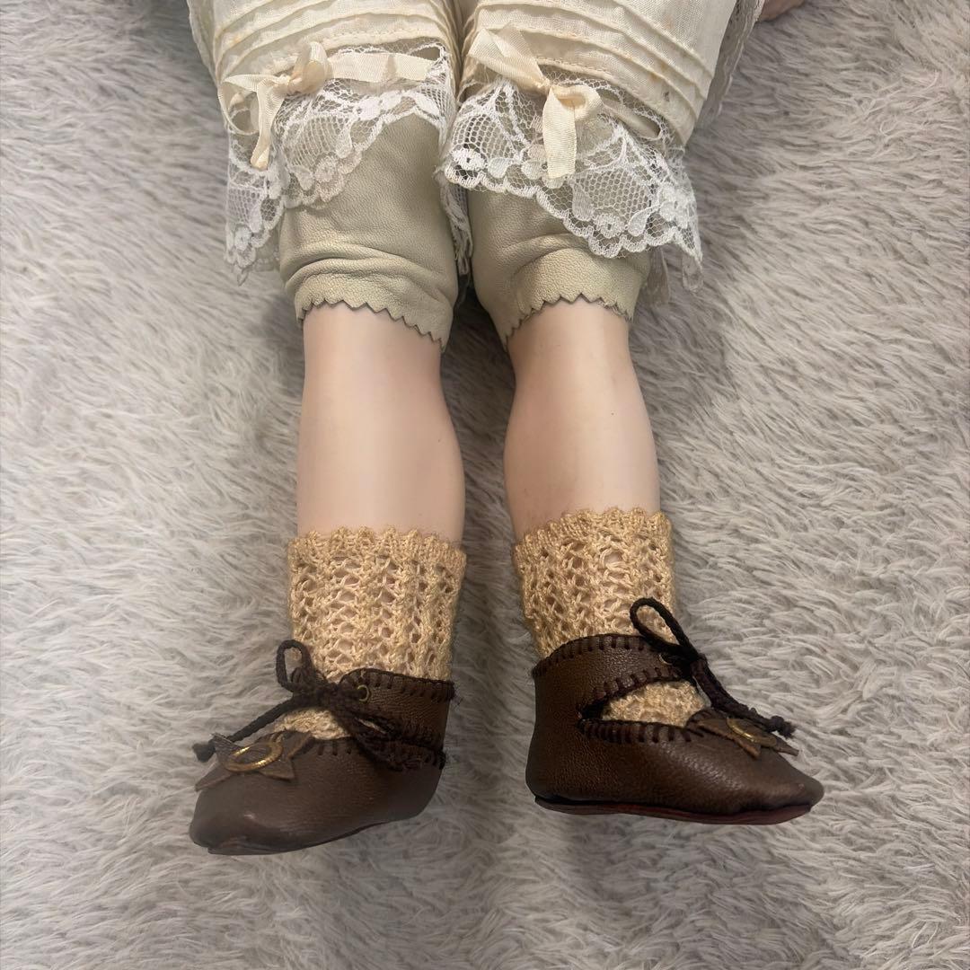 緑色のドレスと帽子の人形