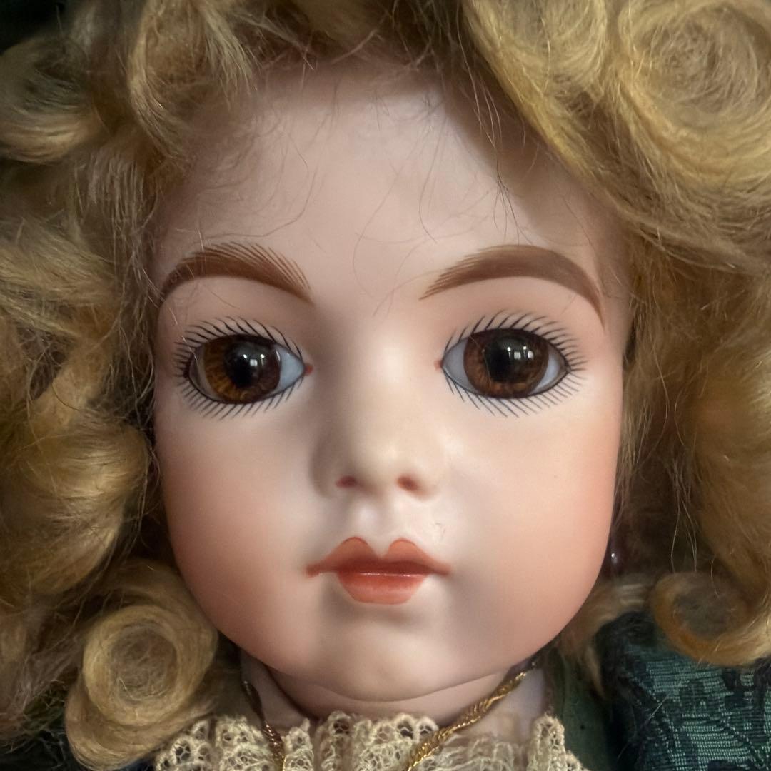 緑色のドレスと帽子の人形