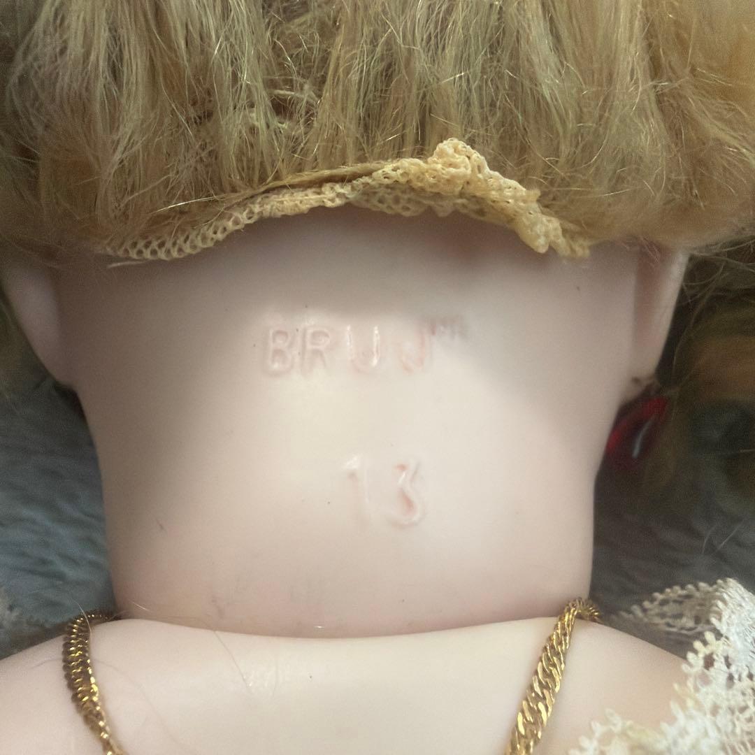 緑色のドレスと帽子の人形