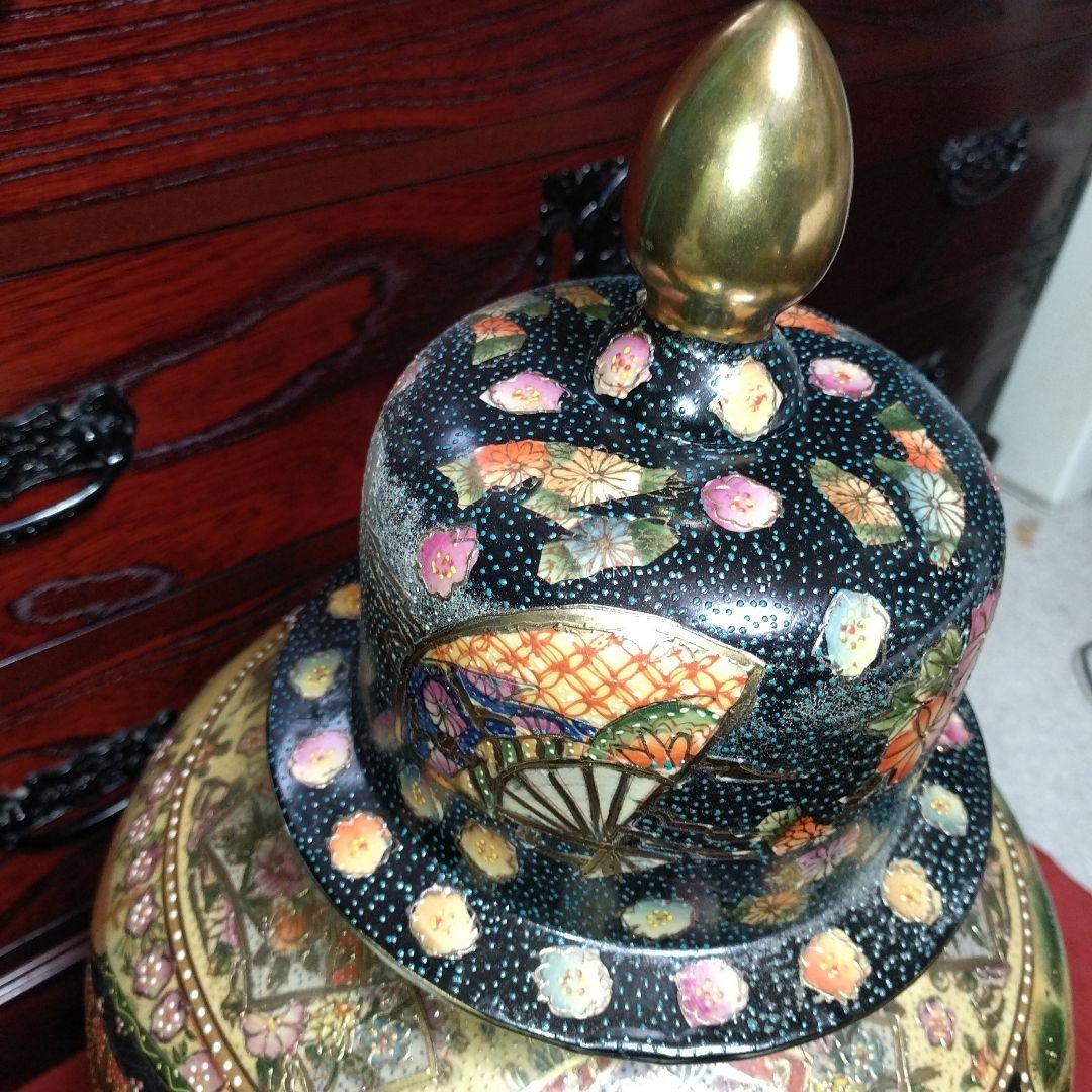 大きな蓋付き壺　陶器置物