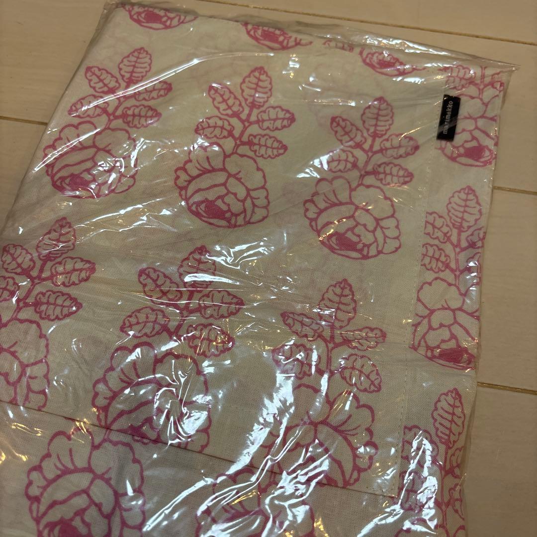 マリメッコ　Vihkiruusu（ヴィヒキルース)エプロン