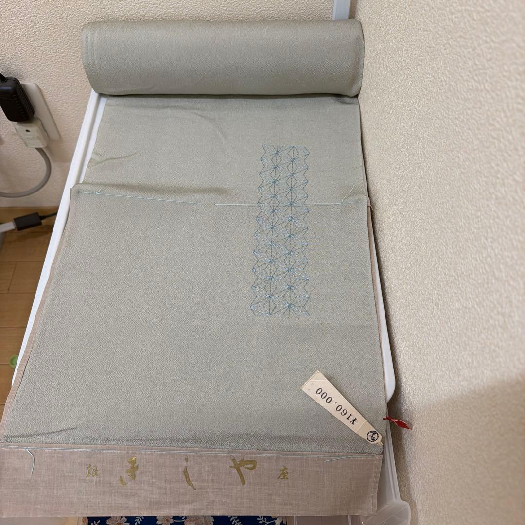 銀河銀座きしや 薄いグレー 反物と漆器