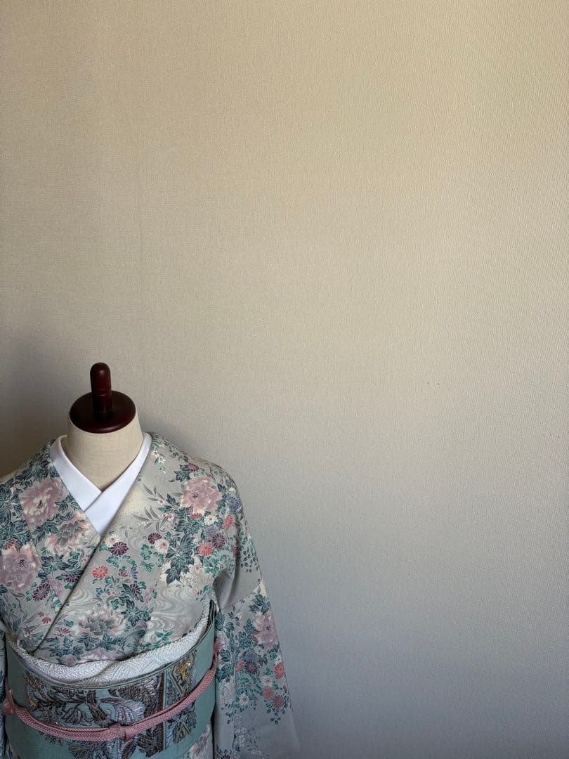 ❤️清楚で華やかな正絹小紋　美品　ice grayの流水に四季の花々　新品畳紙付き