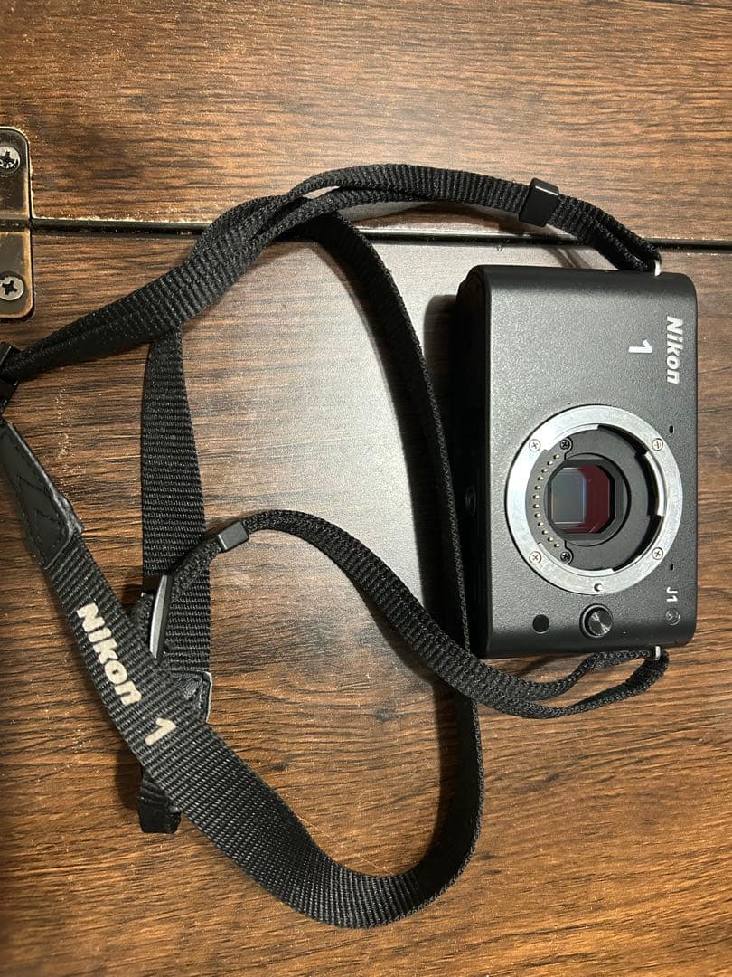 Nikon 1 J1 ミラーレスカメラ (SDカード付き）（値段交渉可能）