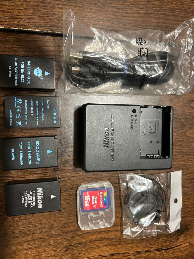 Nikon 1 J1 ミラーレスカメラ (SDカード付き）（値段交渉可能）