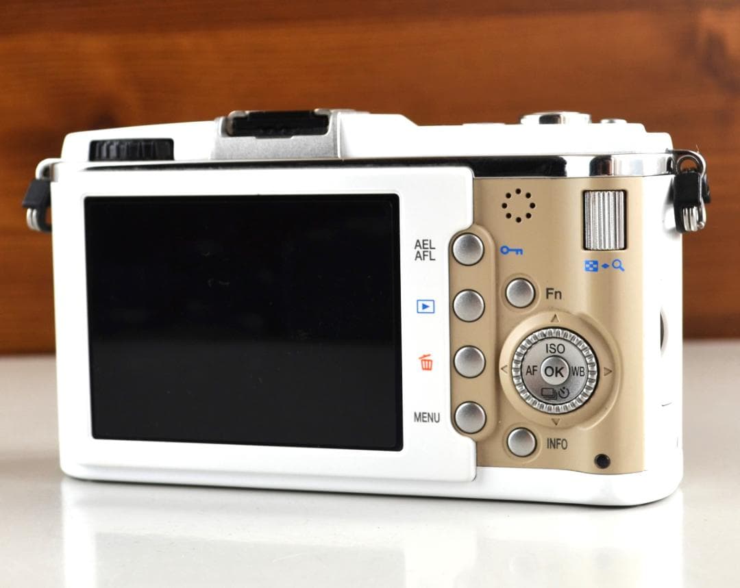 スマホ転送 OLYMPUS オリンパス PEN E-P1 レンズ付キットホワイト