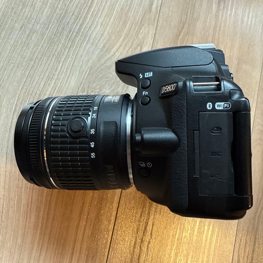Nikon D5600 レンズキット 18-55 VR & 70-300 VR
