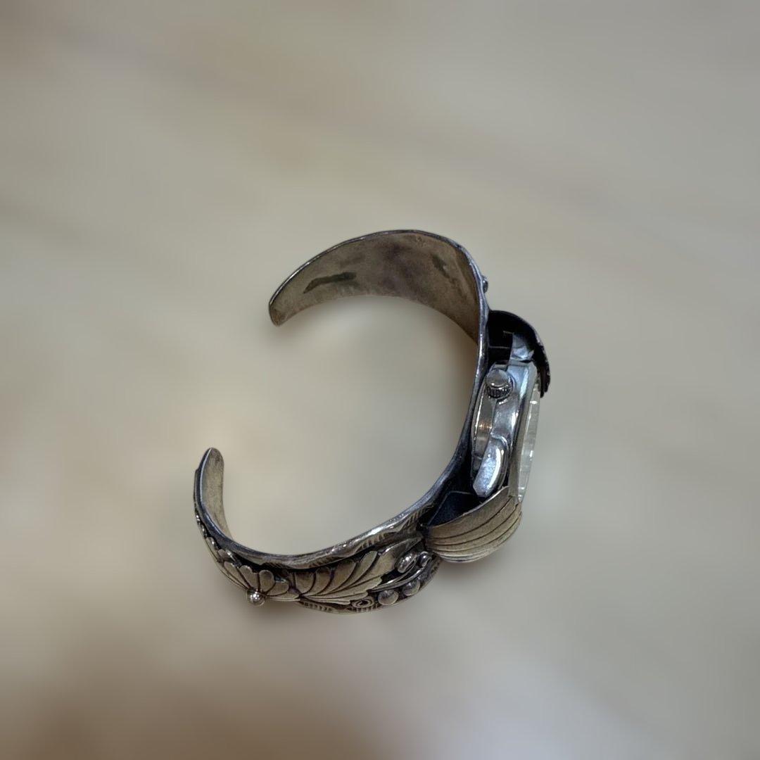 シルバー製バングル時計　インディアンジュエリー時計。文字盤シェル。