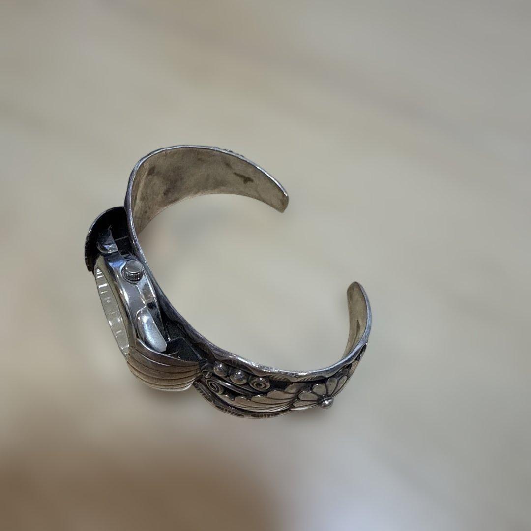 シルバー製バングル時計　インディアンジュエリー時計。文字盤シェル。