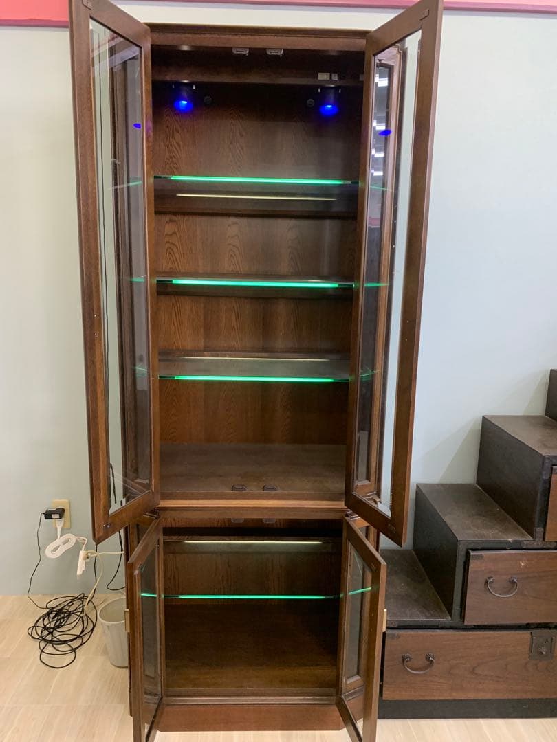 カリモク　LED照明付きブラウンキャビネット