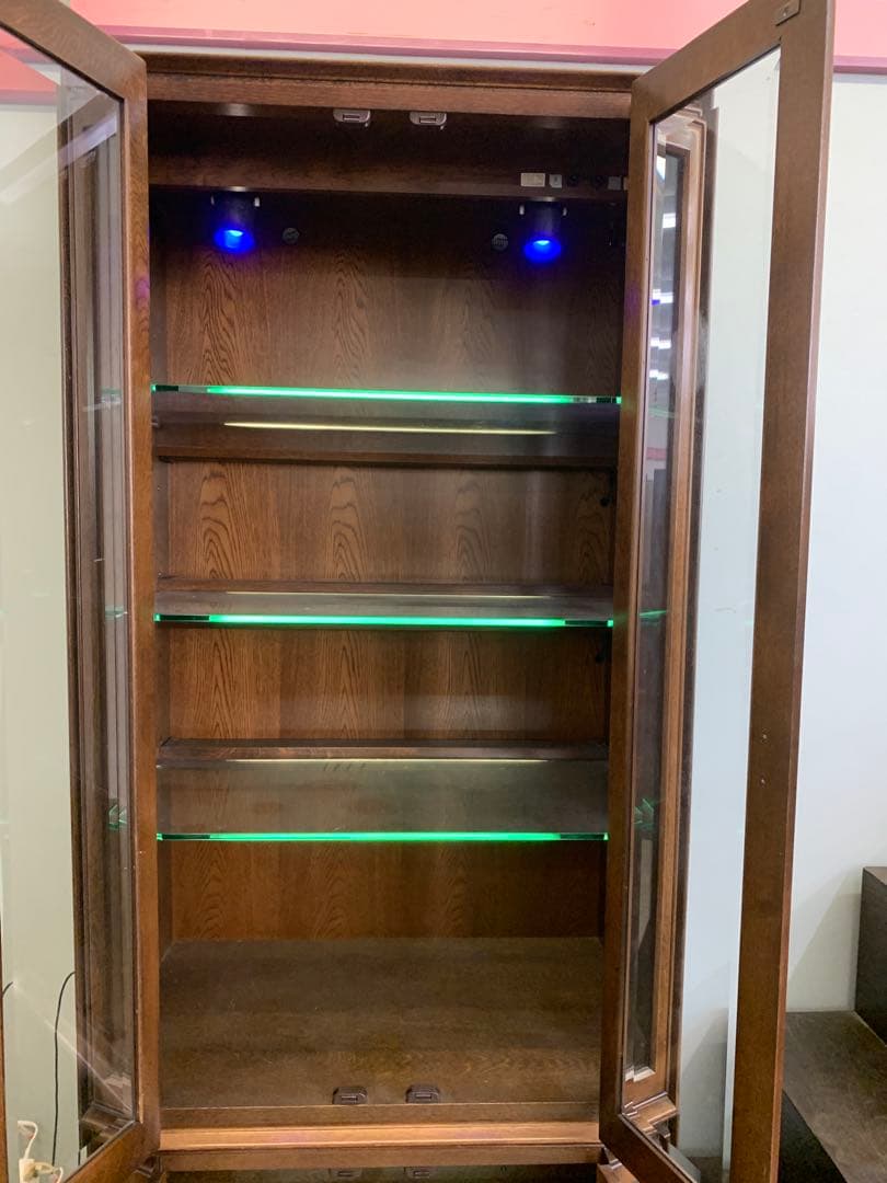 カリモク　LED照明付きブラウンキャビネット