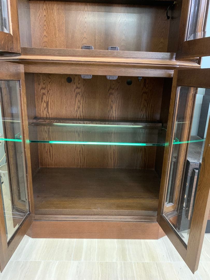 カリモク　LED照明付きブラウンキャビネット