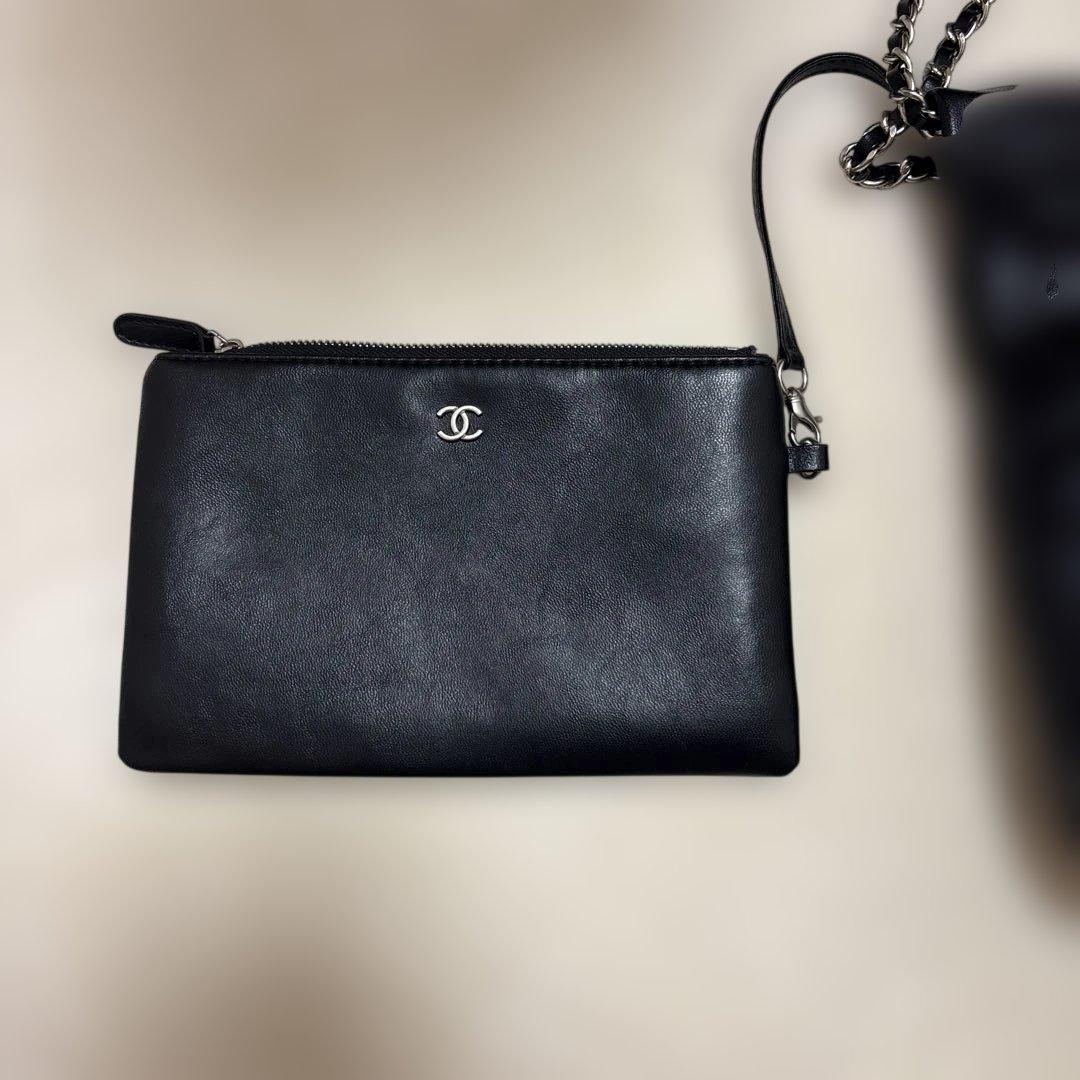 シャネル22シャイニーカーフチェーンショルダー