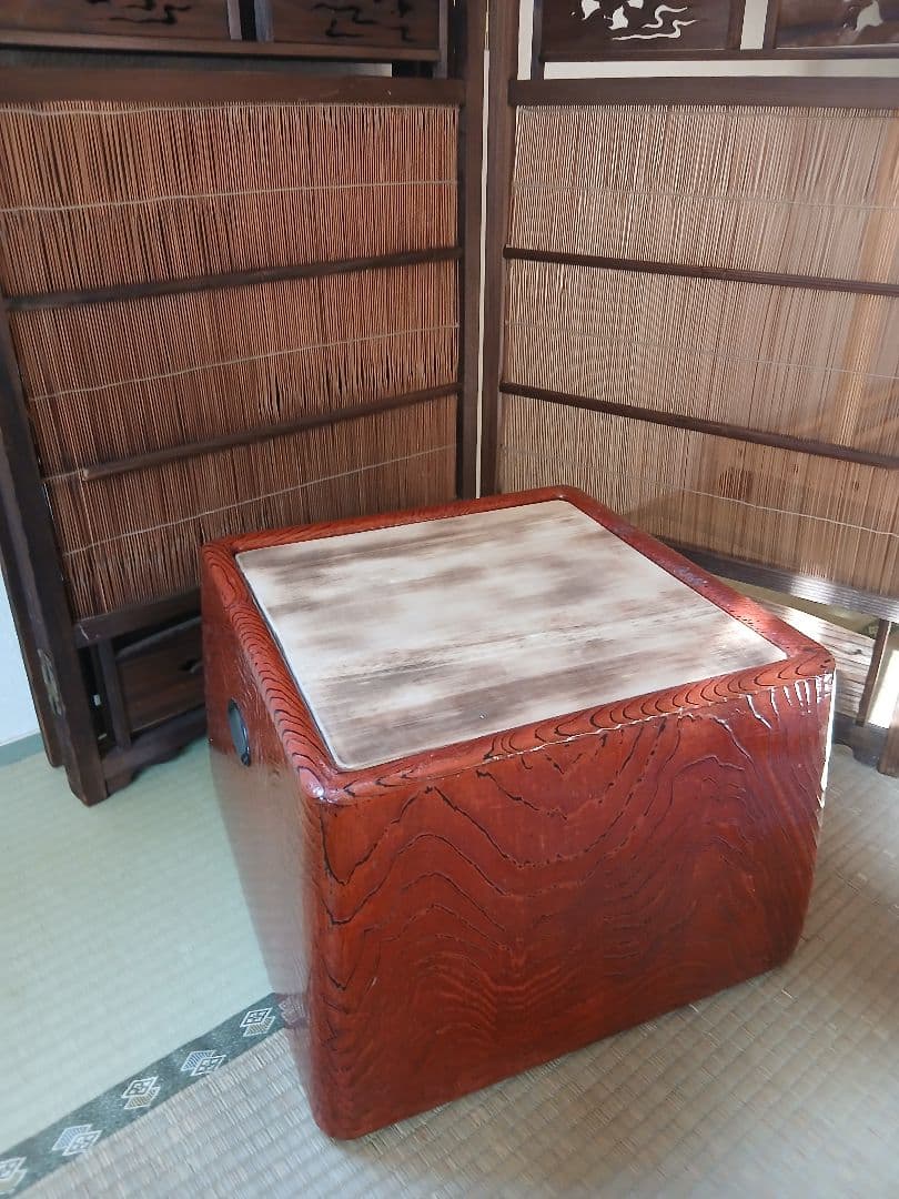 赤い木製火鉢と付属品