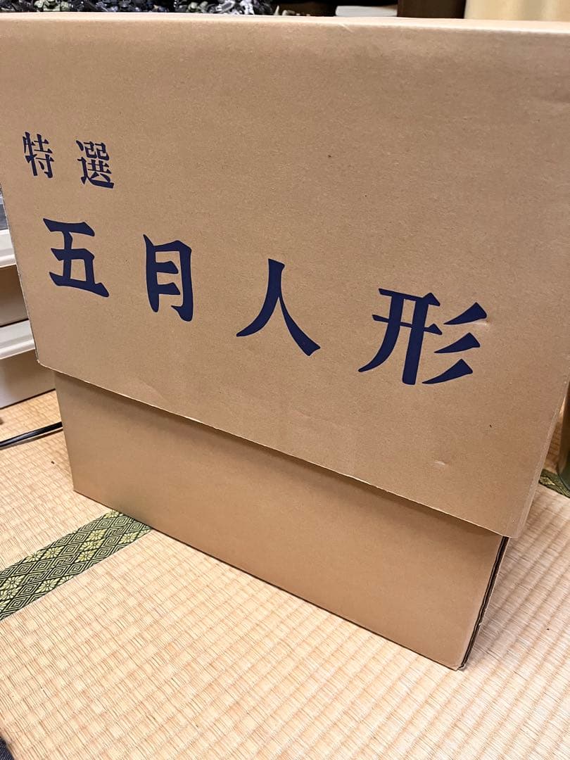 伝統的な五月人形 金色の兜と鎧