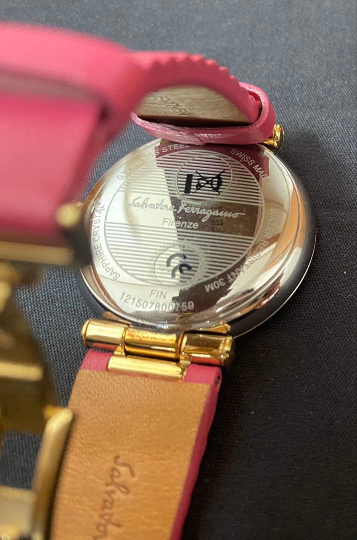 Ferragamo フェラガモ ダイヤ付きピンクベルト時計（変えベルト2本付き）