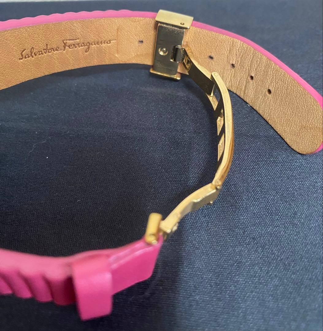 Ferragamo フェラガモ ダイヤ付きピンクベルト時計（変えベルト2本付き）