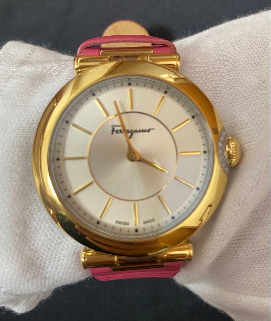 Ferragamo フェラガモ ダイヤ付きピンクベルト時計（変えベルト2本付き）